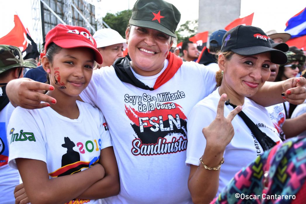   La muchedumbre amorosa y las camisetas 40-19