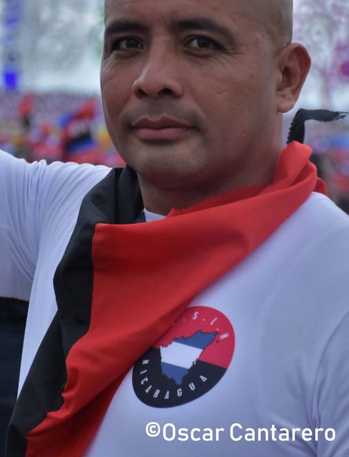   La muchedumbre amorosa y las camisetas 40-19