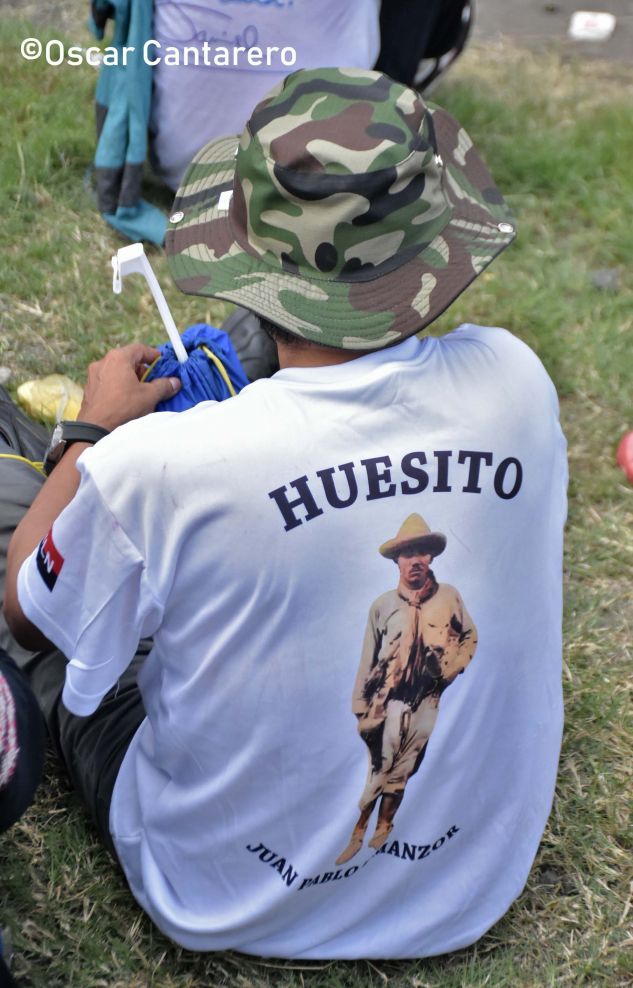   La muchedumbre amorosa y las camisetas 40-19