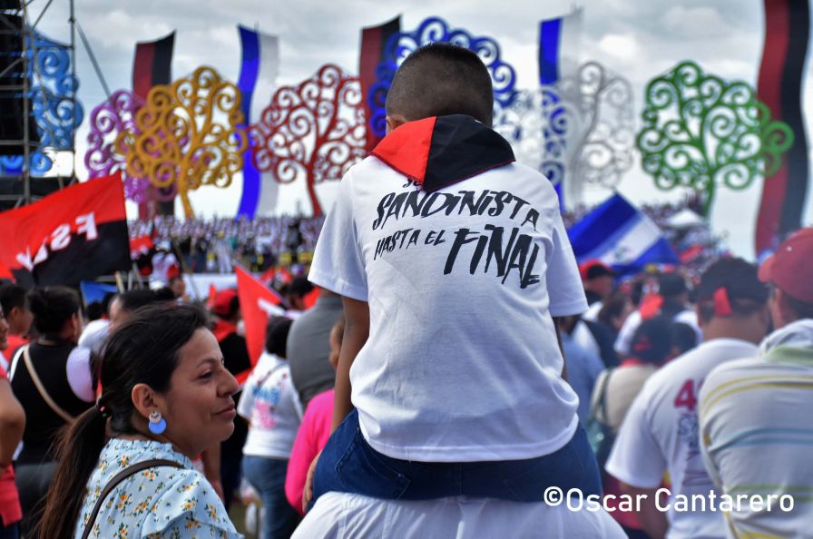   La muchedumbre amorosa y las camisetas 40-19