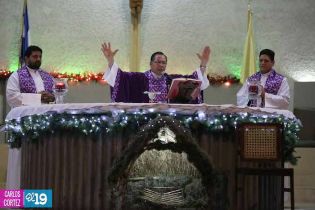 Familias participan en último día del novenario al Niño Dios