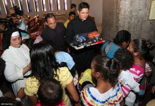 Familias participan en último día del novenario al Niño Dios