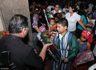 Familias participan en último día del novenario al Niño Dios