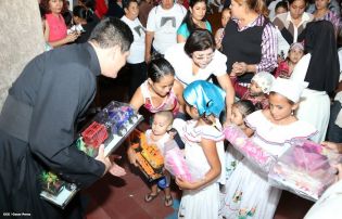 Familias participan en último día del novenario al Niño Dios