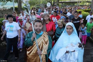 Familias participan en último día del novenario al Niño Dios
