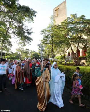 Familias participan en último día del novenario al Niño Dios