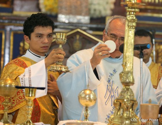 Familias católicas de Occidente despiden a Monseñor Bosco Vivas Robelo