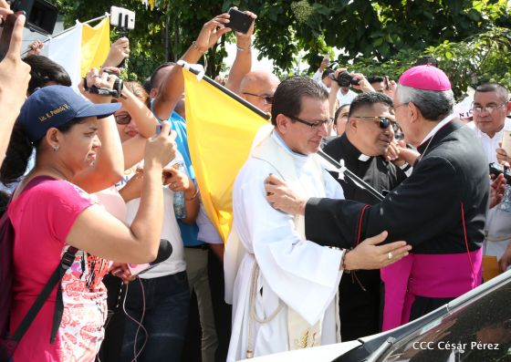 Familias católicas de Occidente despiden a Monseñor Bosco Vivas Robelo