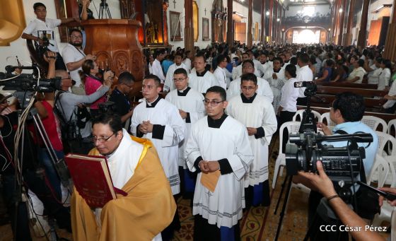 Familias católicas de Occidente despiden a Monseñor Bosco Vivas Robelo
