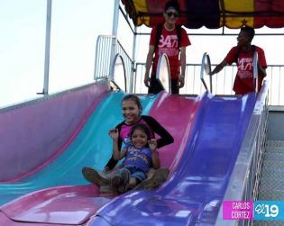 Familias continúan festejando la Navidad en Parque de la Niñez Feliz