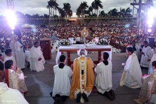 Miles de feligreses festejan el año nuevo con solemne procesión del Santísimo y eucaristía