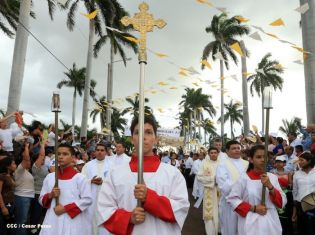 Miles de feligreses festejan el año nuevo con solemne procesión del Santísimo y eucaristía