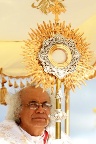 Miles de feligreses festejan el año nuevo con solemne procesión del Santísimo y eucaristía