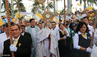 Miles de feligreses festejan el año nuevo con solemne procesión del Santísimo y eucaristía