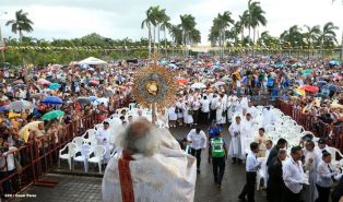 Miles de feligreses festejan el año nuevo con solemne procesión del Santísimo y eucaristía