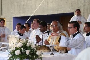 Miles de feligreses festejan el año nuevo con solemne procesión del Santísimo y eucaristía