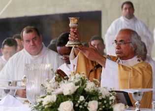 Miles de feligreses festejan el año nuevo con solemne procesión del Santísimo y eucaristía