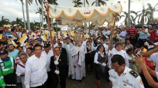 Miles de feligreses festejan el año nuevo con solemne procesión del Santísimo y eucaristía