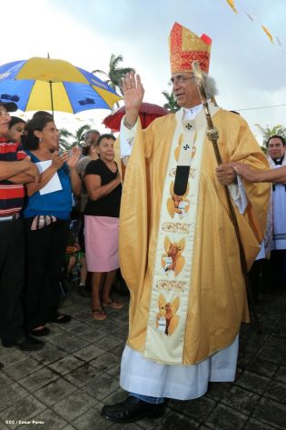 Miles de feligreses festejan el año nuevo con solemne procesión del Santísimo y eucaristía