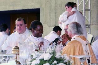 Miles de feligreses festejan el año nuevo con solemne procesión del Santísimo y eucaristía