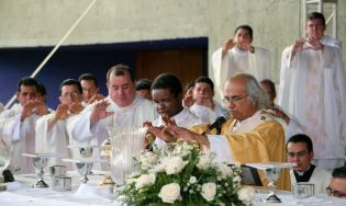 Miles de feligreses festejan el año nuevo con solemne procesión del Santísimo y eucaristía