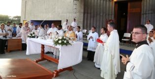 Miles de feligreses festejan el año nuevo con solemne procesión del Santísimo y eucaristía