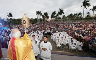 Miles de feligreses festejan el año nuevo con solemne procesión del Santísimo y eucaristía