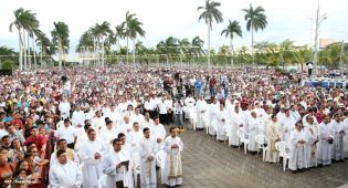 Miles de feligreses festejan el año nuevo con solemne procesión del Santísimo y eucaristía