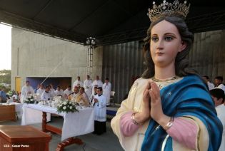 Miles de feligreses festejan el año nuevo con solemne procesión del Santísimo y eucaristía