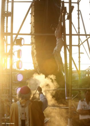 Miles de feligreses festejan el año nuevo con solemne procesión del Santísimo y eucaristía