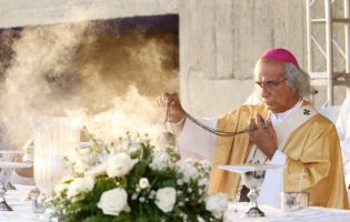 Miles de feligreses festejan el año nuevo con solemne procesión del Santísimo y eucaristía