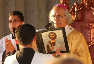 Miles de feligreses festejan el año nuevo con solemne procesión del Santísimo y eucaristía