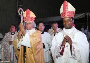 Miles de feligreses festejan el año nuevo con solemne procesión del Santísimo y eucaristía