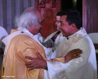 Miles de feligreses festejan el año nuevo con solemne procesión del Santísimo y eucaristía