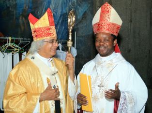 Miles de feligreses festejan el año nuevo con solemne procesión del Santísimo y eucaristía