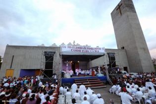 Miles de feligreses festejan el año nuevo con solemne procesión del Santísimo y eucaristía