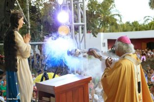 Miles de feligreses festejan el año nuevo con solemne procesión del Santísimo y eucaristía