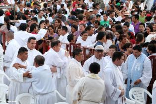 Miles de feligreses festejan el año nuevo con solemne procesión del Santísimo y eucaristía