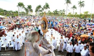 Miles de feligreses festejan el año nuevo con solemne procesión del Santísimo y eucaristía