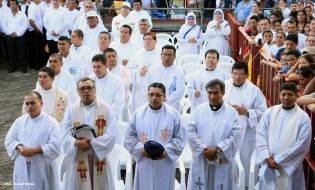 Miles de feligreses festejan el año nuevo con solemne procesión del Santísimo y eucaristía
