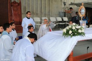 Miles de feligreses festejan el año nuevo con solemne procesión del Santísimo y eucaristía