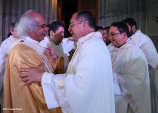 Miles de feligreses festejan el año nuevo con solemne procesión del Santísimo y eucaristía