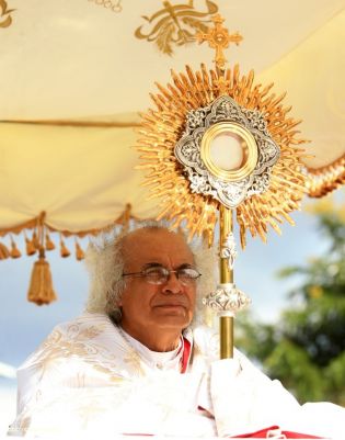 Miles de feligreses festejan el año nuevo con solemne procesión del Santísimo y eucaristía