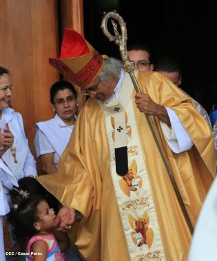 Miles de feligreses festejan el año nuevo con solemne procesión del Santísimo y eucaristía