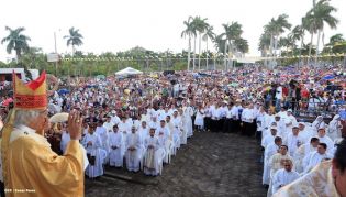 Miles de feligreses festejan el año nuevo con solemne procesión del Santísimo y eucaristía