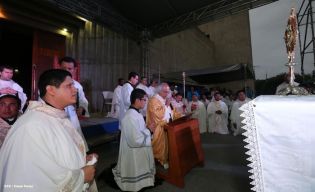 Miles de feligreses festejan el año nuevo con solemne procesión del Santísimo y eucaristía
