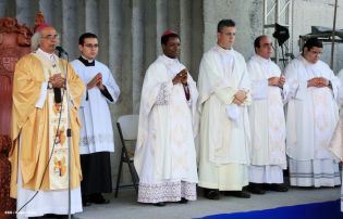 Miles de feligreses festejan el año nuevo con solemne procesión del Santísimo y eucaristía