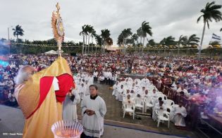 Miles de feligreses festejan el año nuevo con solemne procesión del Santísimo y eucaristía