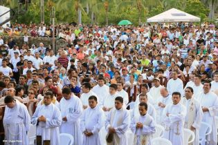 Miles de feligreses festejan el año nuevo con solemne procesión del Santísimo y eucaristía