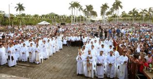 Miles de feligreses festejan el año nuevo con solemne procesión del Santísimo y eucaristía